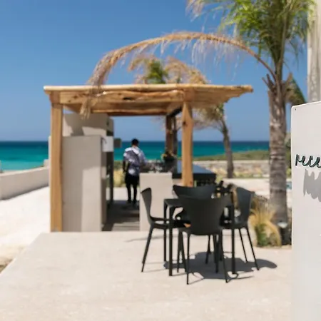 Ξενοδοχείο με διαμερίσματα Eden Beachfront Residences & 4*