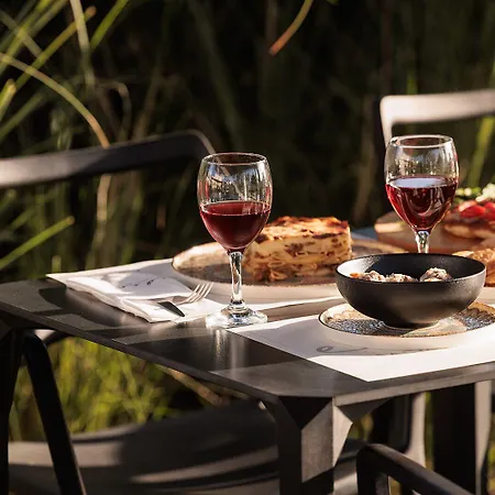 Aparthotel Eden Beachfront Residences &