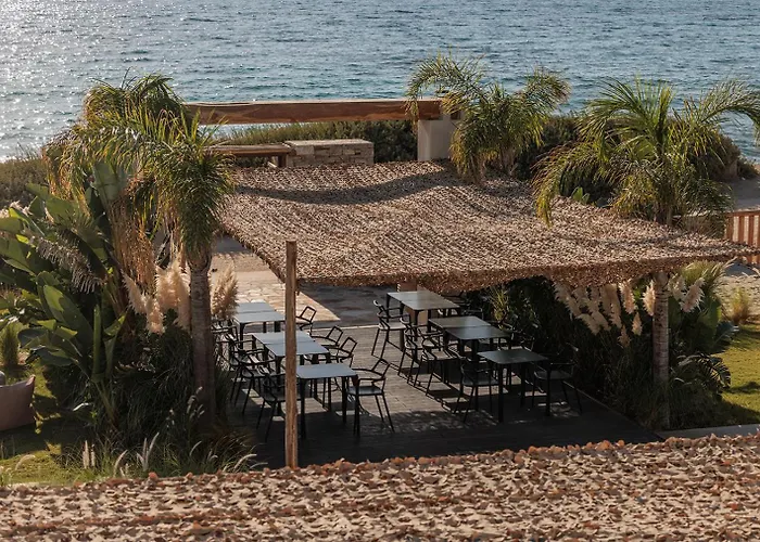 Apartahotel Eden Beachfront Residences & 4*